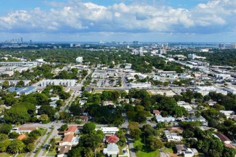 Casa en venta en North Miami, Florida, 5 dormitorios, 263.66 m2 № 1968921 - foto 5