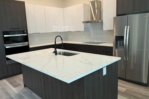 Casa en venta en Saint Petersburg, Florida, 6 dormitorios, 331.29 m2 № 2211937 - foto 2