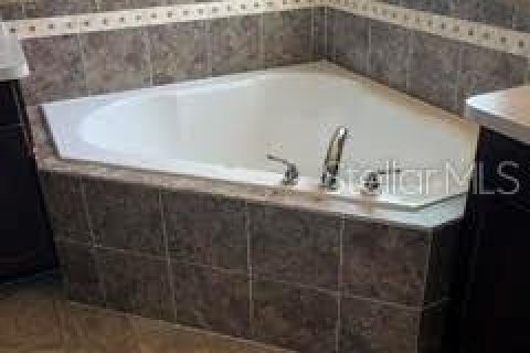 House in Winter Haven, Florida 4 bedrooms, 153.66 sq.m. № 2231937 - photo 13