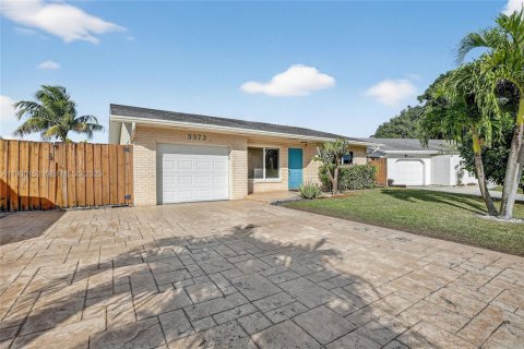 Casa en venta en Fort Lauderdale, Florida, 3 dormitorios, 162.3 m2 № 1990959 - foto 2