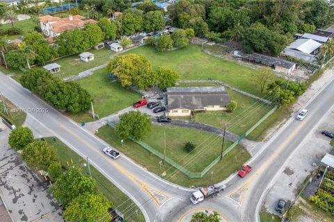 Casa en venta en Miami, Florida, 3 dormitorios, 307.51 m2 № 1749938 - foto 1