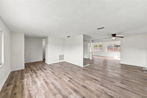Villa ou maison à vendre à Largo, Floride: 3 chambres, 153.29 m2 № 2403268 - photo 2