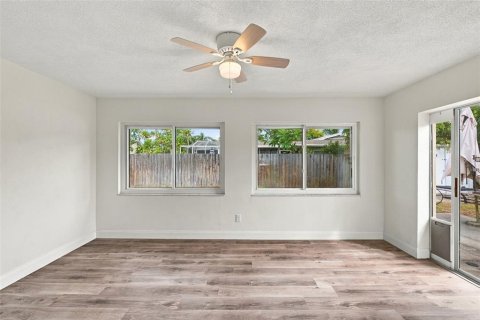 Villa ou maison à vendre à Largo, Floride: 3 chambres, 153.29 m2 № 2403268 - photo 4