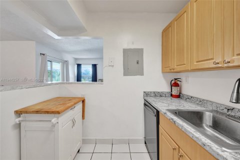 Condo in Plantation, Florida, 2 bedrooms  № 2000729 - photo 16