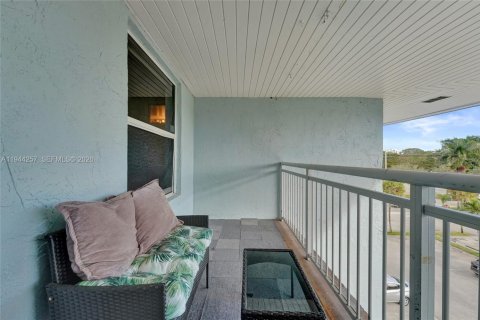 Condo in Plantation, Florida, 2 bedrooms  № 2000729 - photo 23