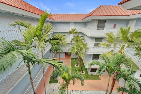 Condo in Plantation, Florida, 2 bedrooms  № 2000729 - photo 6