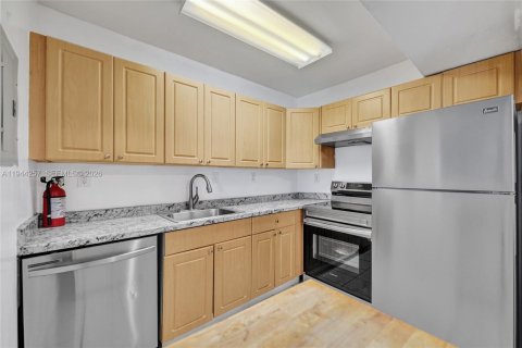 Condo in Plantation, Florida, 2 bedrooms  № 2000729 - photo 13