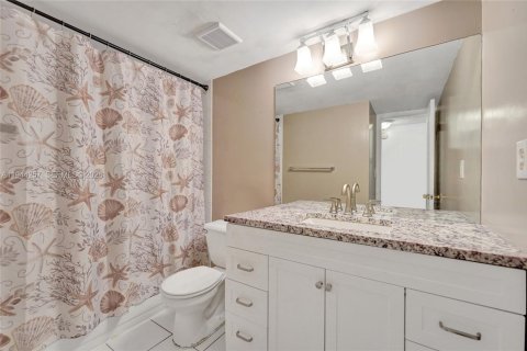 Condo in Plantation, Florida, 2 bedrooms  № 2000729 - photo 22