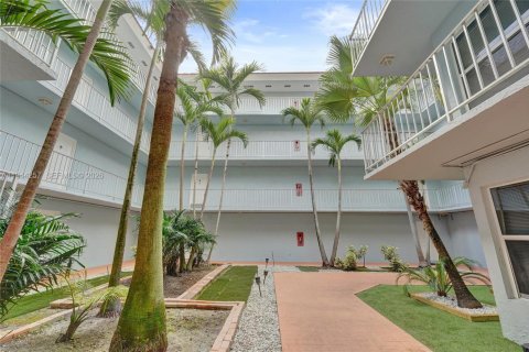 Condo in Plantation, Florida, 2 bedrooms  № 2000729 - photo 5