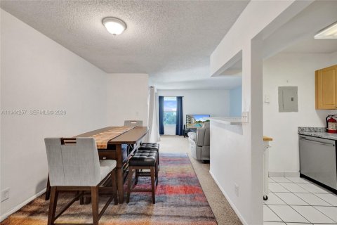 Condo in Plantation, Florida, 2 bedrooms  № 2000729 - photo 9
