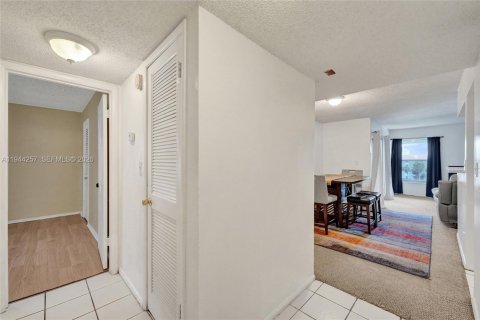 Condo in Plantation, Florida, 2 bedrooms  № 2000729 - photo 20