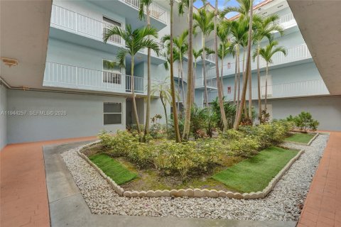 Condo in Plantation, Florida, 2 bedrooms  № 2000729 - photo 4