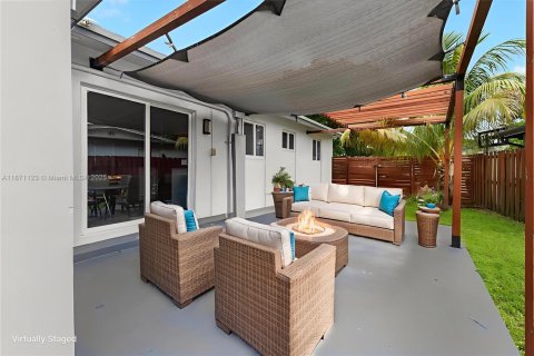 House in Wilton Manors, Florida 3 bedrooms, 143.16 sq.m. № 1931404 - photo 19