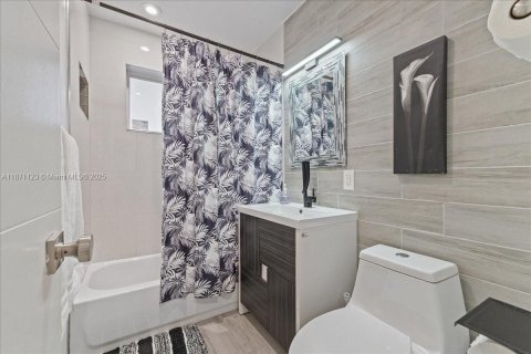 House in Wilton Manors, Florida 3 bedrooms, 143.16 sq.m. № 1931404 - photo 16