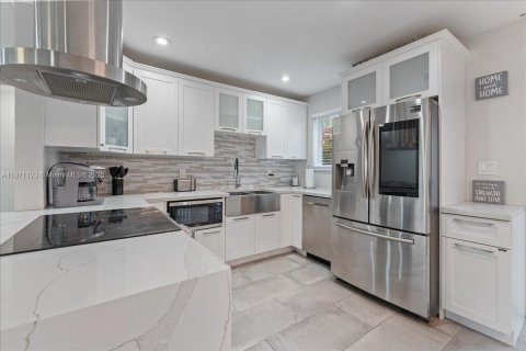 House in Wilton Manors, Florida 3 bedrooms, 143.16 sq.m. № 1931404 - photo 1