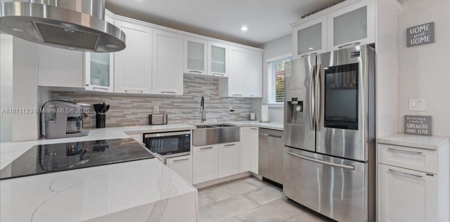 House in Wilton Manors, Florida 3 bedrooms, 143.16 sq.m. № 1931404