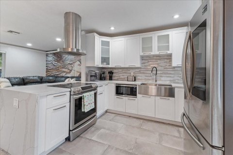 House in Wilton Manors, Florida 3 bedrooms, 143.16 sq.m. № 1931404 - photo 2