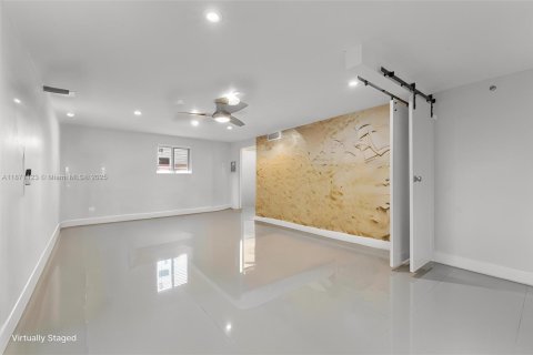 House in Wilton Manors, Florida 3 bedrooms, 143.16 sq.m. № 1931404 - photo 7