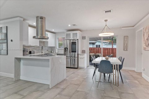 House in Wilton Manors, Florida 3 bedrooms, 143.16 sq.m. № 1931404 - photo 4