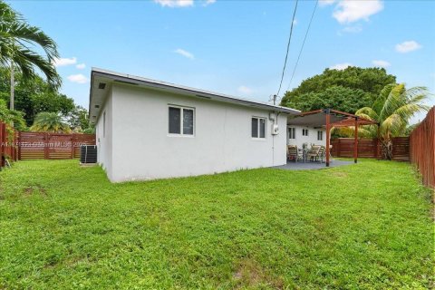 House in Wilton Manors, Florida 3 bedrooms, 143.16 sq.m. № 1931404 - photo 20
