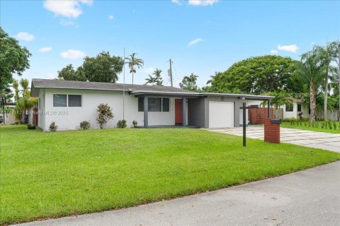 House in Wilton Manors, Florida 3 bedrooms, 143.16 sq.m. № 1931404 - photo 23