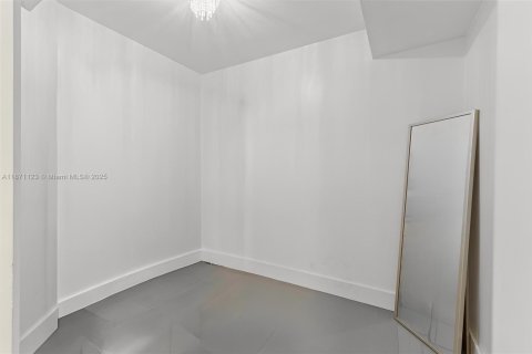 House in Wilton Manors, Florida 3 bedrooms, 143.16 sq.m. № 1931404 - photo 12