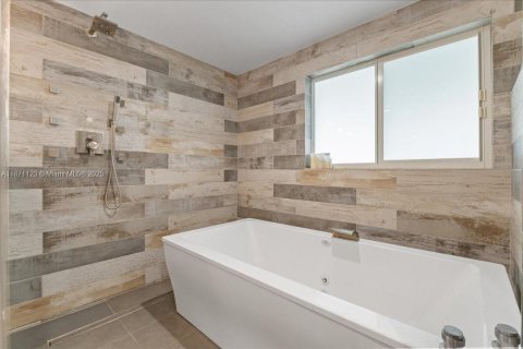 House in Wilton Manors, Florida 3 bedrooms, 143.16 sq.m. № 1931404 - photo 11