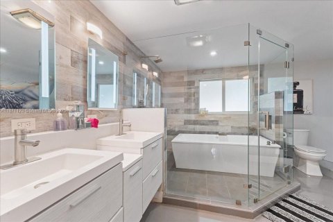 House in Wilton Manors, Florida 3 bedrooms, 143.16 sq.m. № 1931404 - photo 9