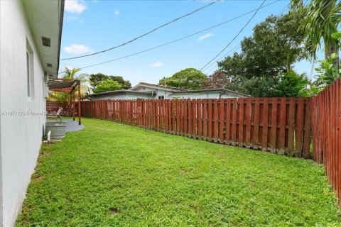 House in Wilton Manors, Florida 3 bedrooms, 143.16 sq.m. № 1931404 - photo 21