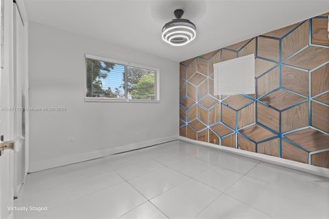 House in Wilton Manors, Florida 3 bedrooms, 143.16 sq.m. № 1931404 - photo 14