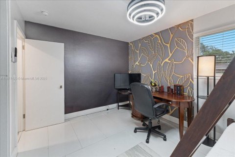 House in Wilton Manors, Florida 3 bedrooms, 143.16 sq.m. № 1931404 - photo 18