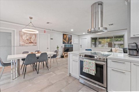 House in Wilton Manors, Florida 3 bedrooms, 143.16 sq.m. № 1931404 - photo 3