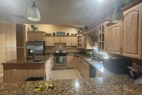 Casa en venta en Deerfield Beach, Florida, 5 dormitorios, 308.9 m2 № 1940058 - foto 18