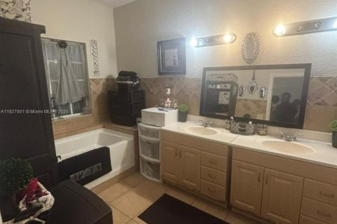 Casa en venta en Deerfield Beach, Florida, 5 dormitorios, 308.9 m2 № 1940058 - foto 24