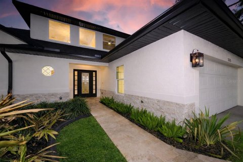 House in Port Orange, Florida 4 bedrooms, 251.39 sq.m. № 2110499 - photo 3