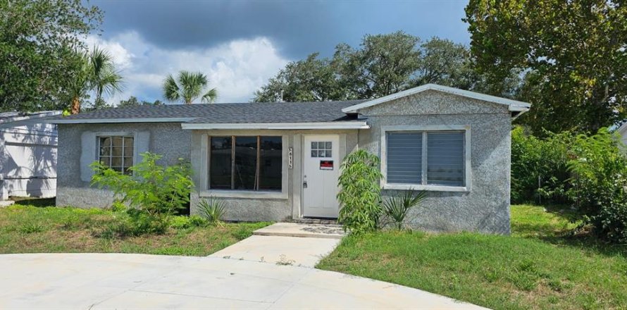 House in Saint Petersburg, Florida 4 bedrooms, 172.71 sq.m. № 1901094