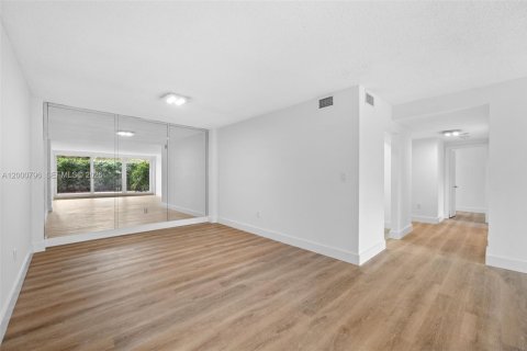 Condominio en venta en Key Biscayne, Florida, 2 dormitorios, 117.06 m2 № 2065175 - foto 3