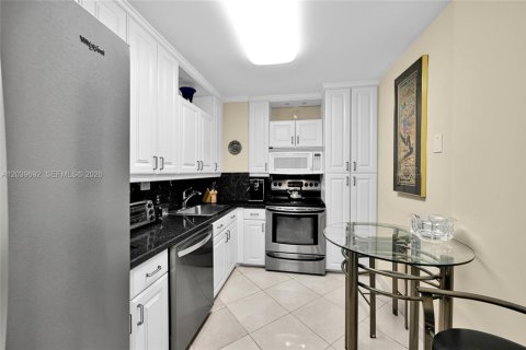 Copropriété à vendre à Hallandale Beach, Floride: 2 chambres, 95.78 m2 № 2145803 - photo 13