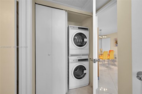 Copropriété à vendre à Hallandale Beach, Floride: 2 chambres, 95.78 m2 № 2145803 - photo 19