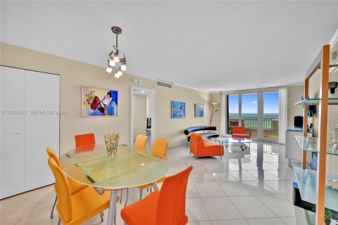 Copropriété à vendre à Hallandale Beach, Floride: 2 chambres, 95.78 m2 № 2145803 - photo 2
