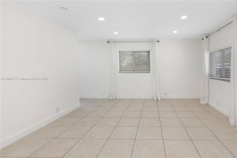 House in Hollywood, Florida 4 bedrooms, 210.61 sq.m. № 1888163 - photo 24