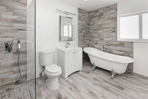 House in Hollywood, Florida 4 bedrooms, 210.61 sq.m. № 1888163 - photo 16