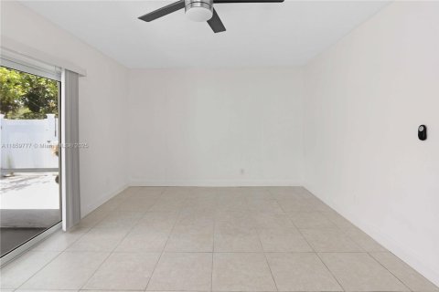 House in Hollywood, Florida 4 bedrooms, 210.61 sq.m. № 1888163 - photo 27