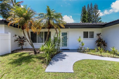 House in Hollywood, Florida 4 bedrooms, 210.61 sq.m. № 1888163 - photo 1