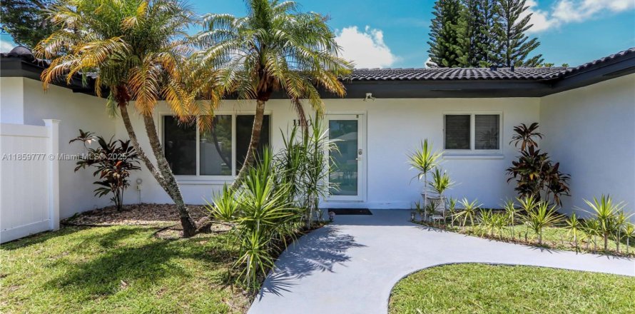 House in Hollywood, Florida 4 bedrooms, 210.61 sq.m. № 1888163