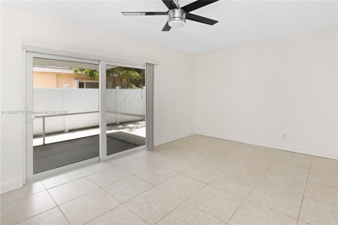 House in Hollywood, Florida 4 bedrooms, 210.61 sq.m. № 1888163 - photo 28