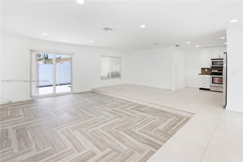 House in Hollywood, Florida 4 bedrooms, 210.61 sq.m. № 1888163 - photo 9