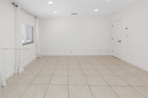 House in Hollywood, Florida 4 bedrooms, 210.61 sq.m. № 1888163 - photo 26