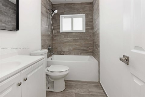 House in Hollywood, Florida 4 bedrooms, 210.61 sq.m. № 1888163 - photo 21