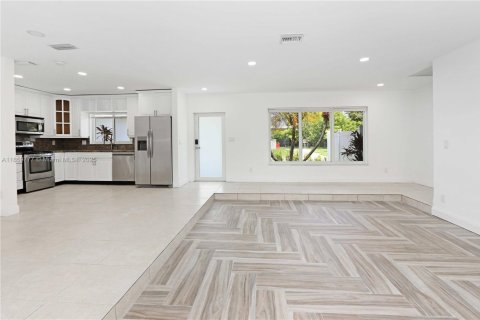 House in Hollywood, Florida 4 bedrooms, 210.61 sq.m. № 1888163 - photo 12